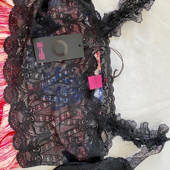 Save The Queen Top 👚 - Picture 2 of 7